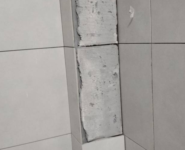 新建瓷砖空鼓维修公司分享下瓷砖施工前基层浇水润湿程度不足，可能导致以下问题
